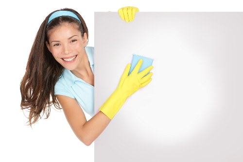 Deep upholstery cleaning for fabric sofas in N7